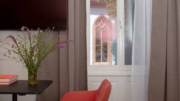 Deluxe Suite, Non Smoking | Hypo-allergenic bedding, in-room safe, individually decorated