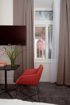 Ropa de cama hipoalergénica y caja de seguridad en la habitación 