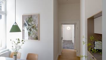 Deluxe Suite, Non Smoking | Private kitchen | Mini-fridge, microwave, cookware/dishes/utensils