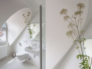 Quarto casal conforto, para não fumantes | Banheiro | Secador de cabelo, toalhas de banho