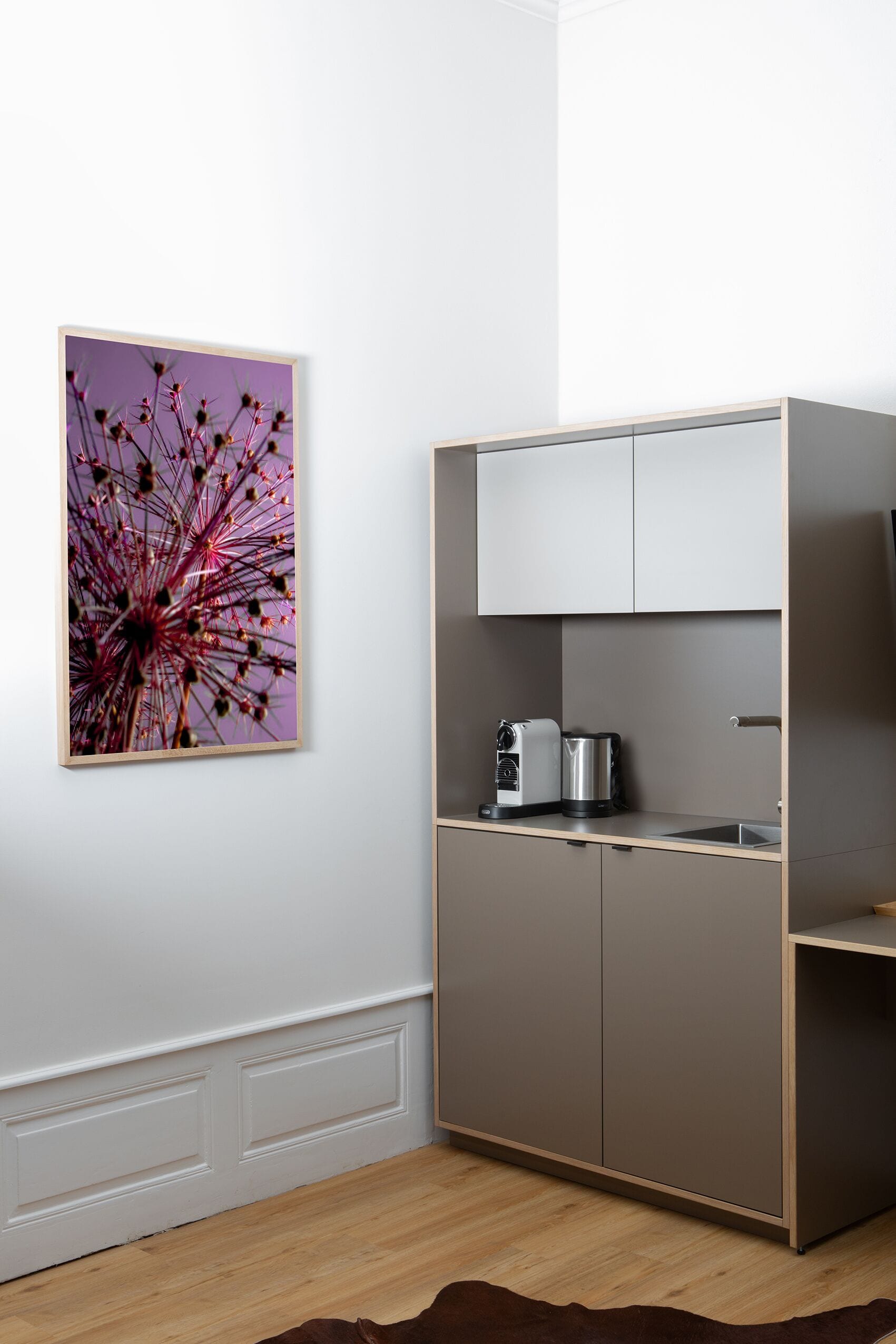 Una cocina moderna con un mueble empotrado, una cafetera y un hervidor sobre la encimera.