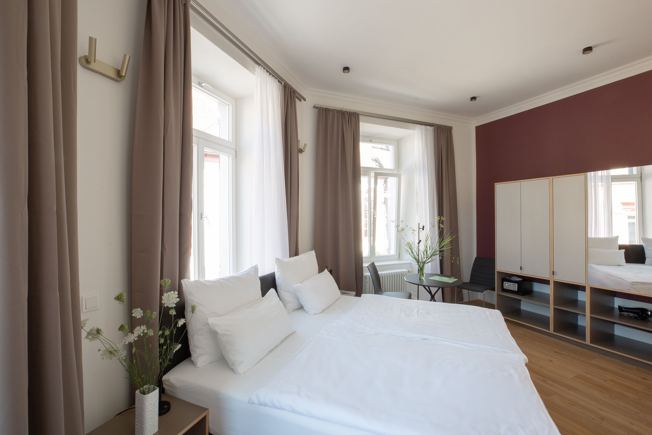 Business-Doppelzimmer, Nichtraucher (with Pantry Kitchen) | Allergikerbettwaren, Zimmersafe, individuell dekoriert