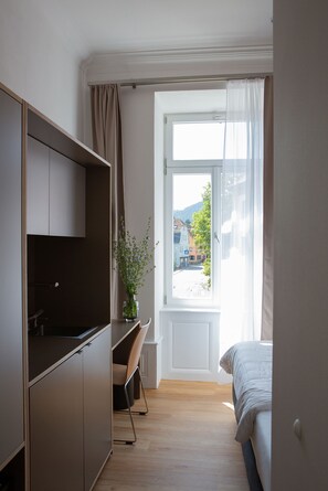 Business eenpersoonskamer, niet-roken (with Pantry Kitchen) | Badkamer | Een haardroger, handdoeken