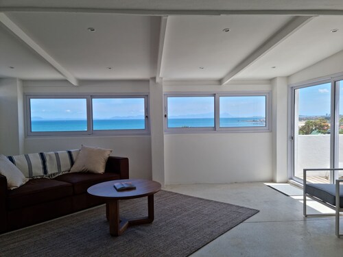 Kaya Moya, Sleeps 2, Modern and central with sea view