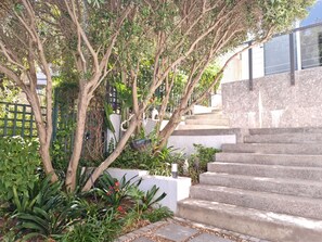 Property grounds - Kaya Moya, Sleeps 2, Modern and central with sea view (Gordons Bay)