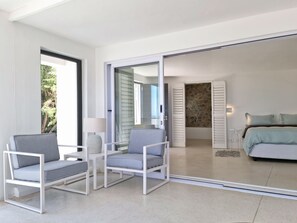 1 bedroom, iron/ironing board, WiFi, bed sheets - Kaya Moya, Sleeps 2, Modern and central with sea view (Gordons Bay)