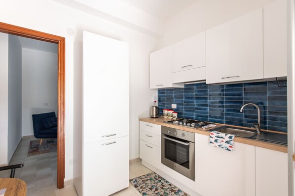 Kühlschrank, Ofen, Geschirrspüler, Wasserkocher mit Kaffee-/Teezubehör