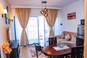 クラシック アパートメント | リビング エリア | 55 インチのスマートテレビ (ケーブル放送視聴可)、最新映画