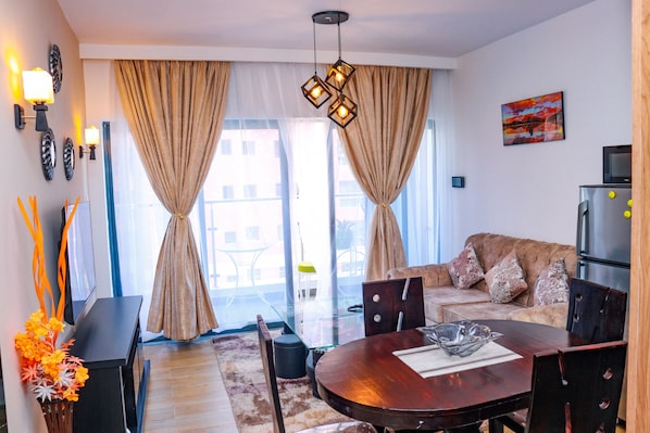 Appartement classique | Aire de séjour | Téléviseur connecté de 55 po avec télévision par câble, films en primeur