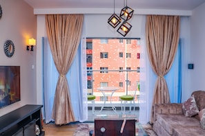 Appartement classique | Aire de séjour | Téléviseur connecté de 55 po avec télévision par câble, films en primeur