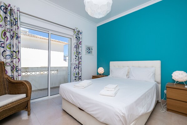 3 bedrooms, iron/ironing board, WiFi, bed sheets