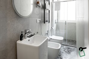 Habitación estándar | Baño | Ducha, artículos de higiene personal gratuitos y secador de pelo