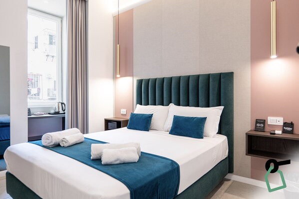 Rom – standard | Sengetøy av topp kvalitet, dundyner, safe på rommet og skrivebord