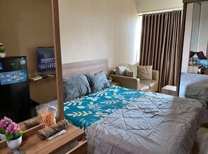 مكتب ومساحة عمل للكمبيوتر المحمول وواي فاي مجانًا وملاءات أسرّة