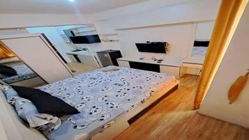 Deluxe Double Room | Desk, laptop workspace, free WiFi, bed sheets