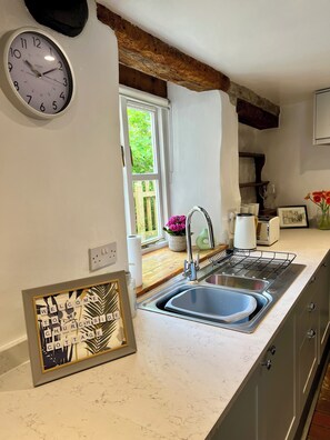 ثلاجة، ميكروويف، فرن، موقد طهي مسطح