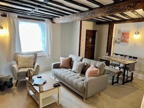 Smart TV, chimenea, libros