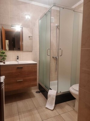 Serviettes fournies, papier toilette