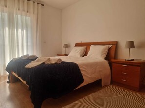 3 slaapkamers, een strijkplank/strijkijzer, wifi, beddengoed