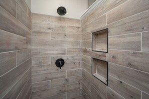 Een douche, handdoeken