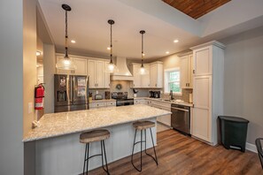 Kylskåp, mikrovågsugn, ugn och spishäll