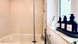 獨棟房屋 | 浴室 | 淋浴設備、吹風機、毛巾