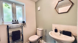 Casa | Baño | Regadera, secadora de cabello, toallas