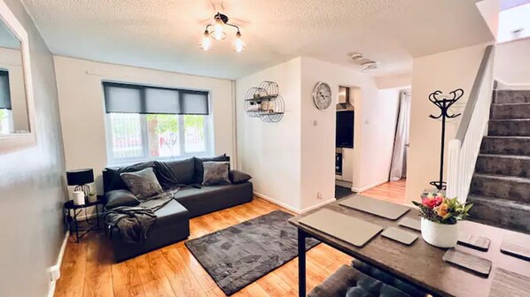 House | Living area - Stylish Townhouse With Free Parking in Liverpool (Liverpool)