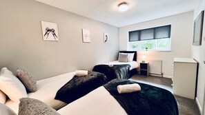 House | 1 bedroom, iron/ironing board, free WiFi, bed sheets - Stylish Townhouse With Free Parking in Liverpool (Liverpool)