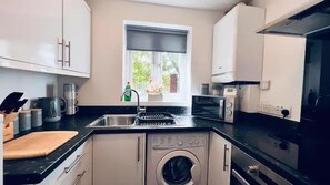 Ferienhaus | Eigene Küche | Kühlschrank, Mikrowelle, Ofen, Herdplatte
