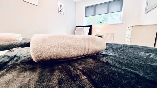 A bedroom with a bed, pillows, a window, and a radiator. - Stylish Townhouse With Free Parking in Liverpool (Liverpool)