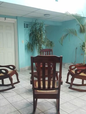 21–tuumainen televisio, jossa kaapelikanavat