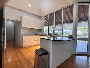 Micro-ondas, cooktop, lava-louças