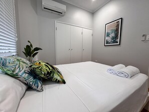 4 bedrooms, iron/ironing board, free WiFi, bed sheets - Modern 4-Bedroom Family Retreat in Leafy Annandale - Modern 4-Bedroom Family Retreat in Leafy Annandale (Annandale)