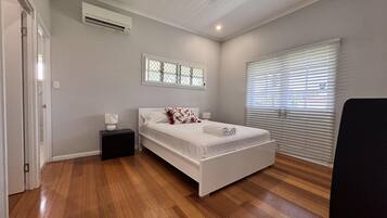 4 makuuhuonetta, silitysrauta/-lauta, ilmainen Wi-Fi, vuodevaatteet