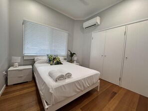 4 bedrooms, iron/ironing board, free WiFi, bed sheets