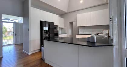 Modern 4-Bedroom Family Retreat in Leafy Annandale - Modern 4-Bedroom Family Retreat in Leafy Annandale