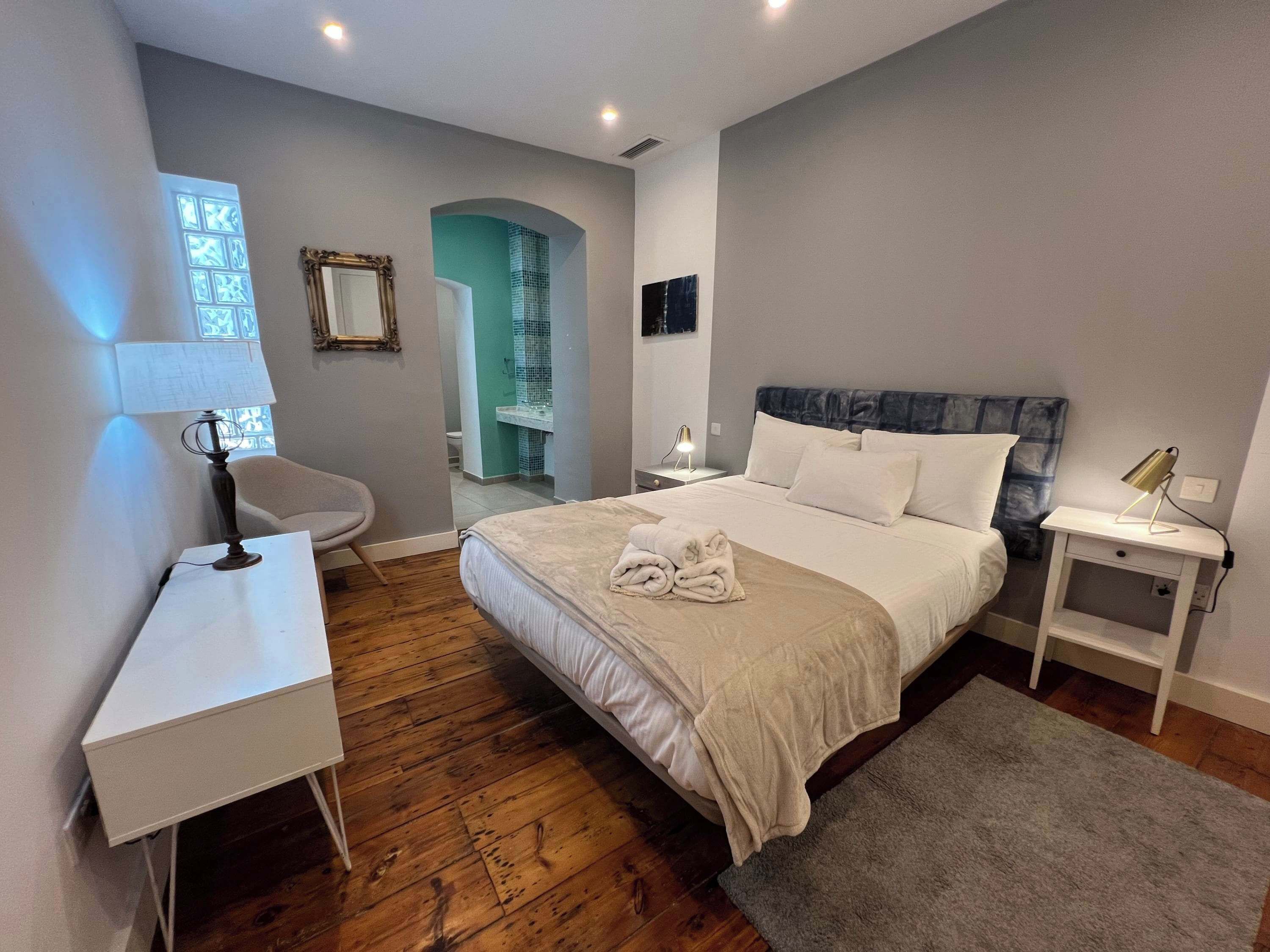 2 quartos, ferros/tábuas de passar roupa, Wi-Fi, roupa de cama