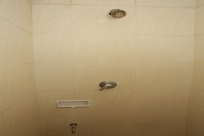 Doppelzimmer | Badezimmer | Dusche, Handtücher