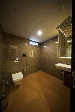 Hair dryer, soap, shampoo, toilet paper - Veerdency Luxury Resort (Devanahalli)