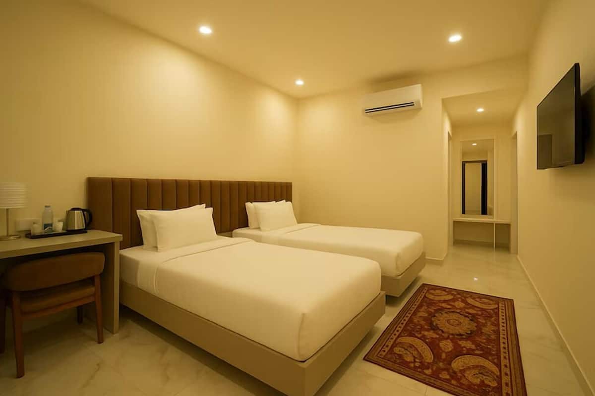 Executive Room, 2 Twin Beds | 1 bedroom, WiFi (free), bed sheets