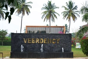 Une enseigne portant le mot « VEERDENCY » et trois éléments décoratifs aquatiques devant.