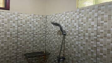 Een douche, handdoeken