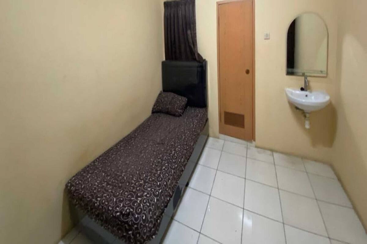 Economy Single Room | Free WiFi, bed sheets