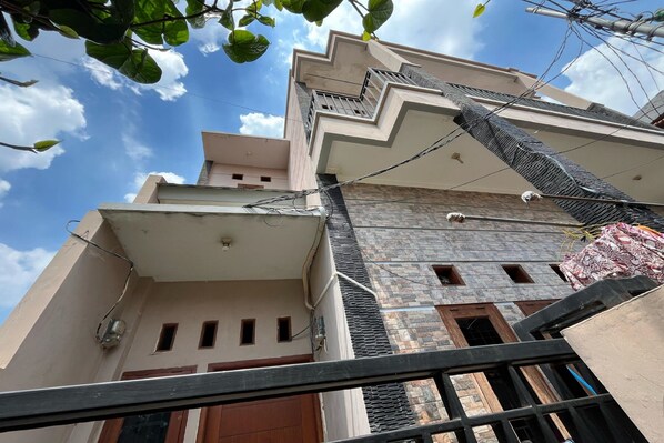 Front of property - SPOT ON 93957 Henny Kost (Jakarta)