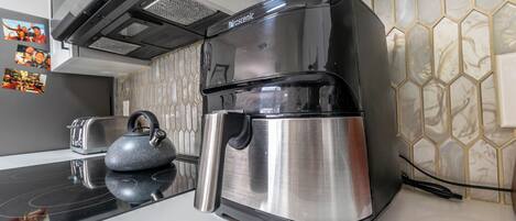 冷蔵庫、電子レンジ、オーブン、コンロ