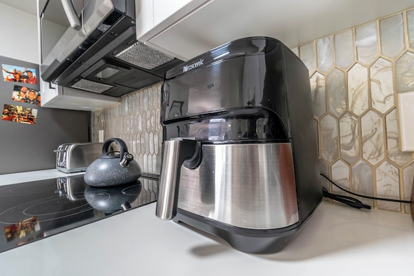 Wasserkocher mit Kaffee-/Teezubehör, Kühlschrank, Mikrowelle, Ofen