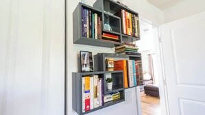 A bookshelf with various books and decorative items. - Cozy 2BD Near Ft. Myers Beach (Ft. Myers)