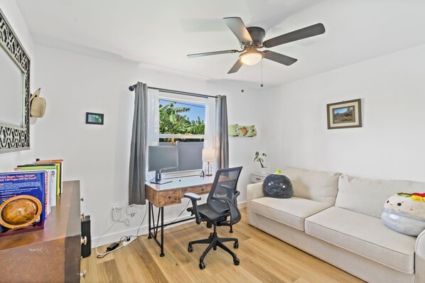 Smart TV, DVD player, books, video library - Cozy 2BD Near Ft. Myers Beach (Ft. Myers)