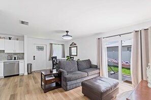 Smart TV, DVD player, books, video library - Cozy 2BD Near Ft. Myers Beach (Ft. Myers)